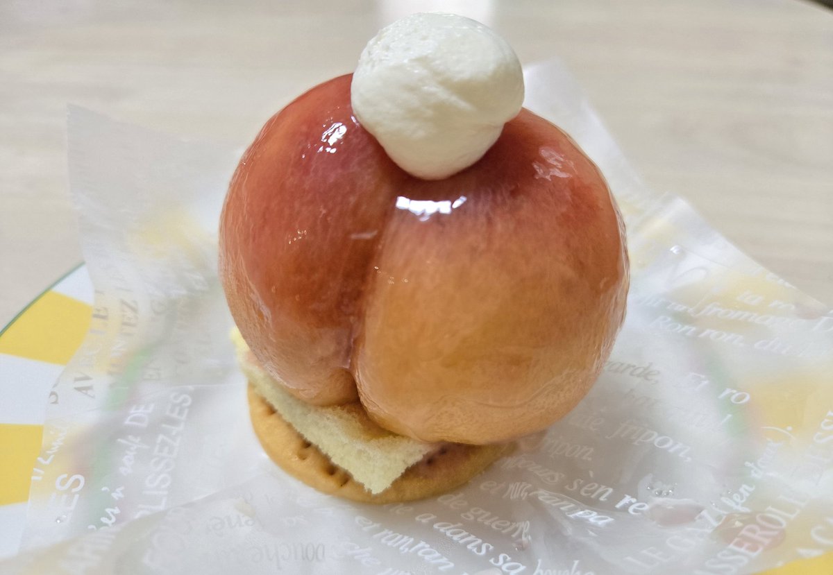 Rii18071118's tweet image. 毎年の楽しみ💕
この時期に出るカスタードが詰まった桃まるごとケーキ🍑
今年ももちろん買いに行きました~✨
今回のケーキ🍑(1.2枚目)
バンされないか心配なるくらい美尻過ぎる😆
