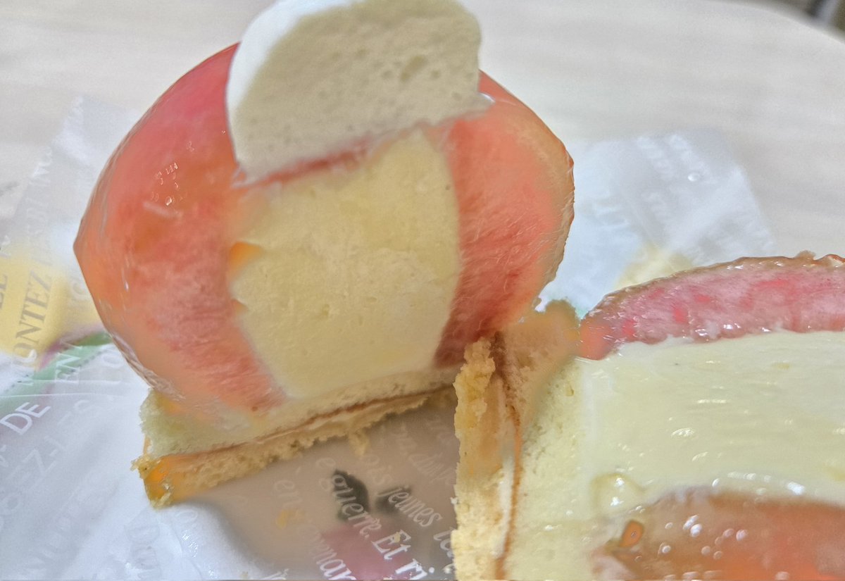 Rii18071118's tweet image. 毎年の楽しみ💕
この時期に出るカスタードが詰まった桃まるごとケーキ🍑
今年ももちろん買いに行きました~✨
今回のケーキ🍑(1.2枚目)
バンされないか心配なるくらい美尻過ぎる😆