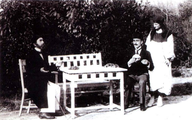 istanblsinema's tweet image. Türk sinemasında ilk film setlerinin nerelerde kurulduğu konusu biraz karışıktır. Ancak belgelere göre, dönemin koşulları içinde ilkel de olsa, profesyonel anlamda ilk film setlerinin Sedat Simavi ve Ahmet Fehim'in çalışmalarıyla gerçekleştirildiği bilinmektedir. Bu ilk…