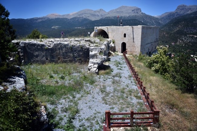 📍 Mersin / Çamlıyayla - Namrun Kalesi
Tarihin ve doğanın kucaklaştığı noktada, Torosların zirvesinde yükselen Namrun Kalesi…
Sessizlik, serinlik ve tarih bir arada.
🌿🍃 Bir nefes Toroslar, bir yudum tarih…

📸: #NamrunKalesi'nden bir kare...

#NamrunKalesi #Çamlıyayla #Mersin
