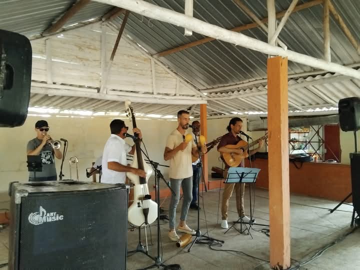 ahsjovenescuba's tweet photo. Proyecto Guateque en Las Casimbas, una tarde de buena música, baile y repentismo #AHSVillaClara 
.
.
.
#ElArteTransforma #ElArteNosUne #Guateque https://t.co/RSoqojcHBU