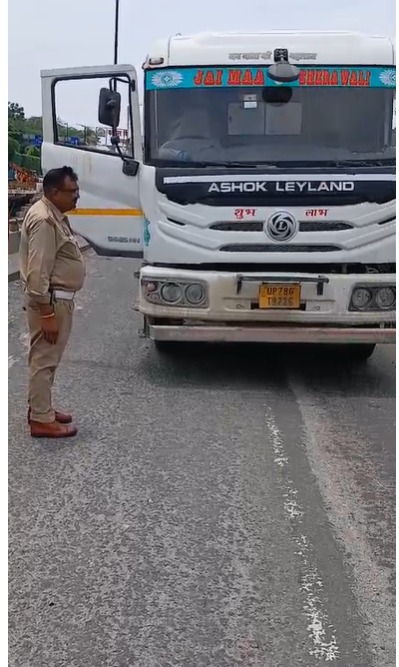 KANPUR NAGAR TRAFFIC POLICE (@kanpurtraffic) on Twitter photo ЁЯУ║ #рдпрд╛рддрд╛рдпрд╛рдд_рдмреБрд▓реЗрдЯрд┐рди
ЁЯУН рдХрд╛рдирдкреБрд░-рдЧрдВрдЧрд╛ рдкреБрд▓(рд░рд╛рдорд╛рджреЗрд╡реА -рд▓рдЦрдирдК рд▓реЗрди) рдкрд░ рдПрдХ рдбрдВрдлрд░ рдЦрд░рд╛рдм рд╣реЛ рдЧрдпрд╛ рд╣реИ рдЬрд┐рд╕ рдХрд╛рд░рдг рдпрд╛рддрд╛рдпрд╛рдд рдмрд╛рдзрд┐рдд рд╣реИ <a href="/kanpurtraffic/">KANPUR NAGAR TRAFFIC POLICE</a> рдореМрдХреЗ рдкрд░ рдореМрдЬреВрдж рд╣реИ ред рдЖрд╡рд╢реНрдпрдХ рдХрд╛рд░реНрдпрд╡рд╛рд╣реА рдХреА рдЬрд╛ рд░рд╣реА рд╣реИ ред
тШОя╕П рдЯреНрд░реИрдлрд┐рдХ рдХрдВрдЯреНрд░реЛрд▓ рдирдВ0-9305104340
<a href="/kanpurnagarpol/">POLICE COMMISSIONERATE KANPUR NAGAR</a>
<a href="/Uppolice/">UP POLICE</a>
<a href="/uptrafficpolice/">UP Traffic Police</a> ЁЯУ║ #рдпрд╛рддрд╛рдпрд╛рдд_рдмреБрд▓реЗрдЯрд┐рди
ЁЯУН рдХрд╛рдирдкреБрд░-рдЧрдВрдЧрд╛ рдкреБрд▓(рд░рд╛рдорд╛рджреЗрд╡реА -рд▓рдЦрдирдК рд▓реЗрди) рдкрд░ рдПрдХ рдбрдВрдлрд░ рдЦрд░рд╛рдм рд╣реЛ рдЧрдпрд╛ рд╣реИ рдЬрд┐рд╕ рдХрд╛рд░рдг рдпрд╛рддрд╛рдпрд╛рдд рдмрд╛рдзрд┐рдд рд╣реИ <a href="/kanpurtraffic/">KANPUR NAGAR TRAFFIC POLICE</a> рдореМрдХреЗ рдкрд░ рдореМрдЬреВрдж рд╣реИ ред рдЖрд╡рд╢реНрдпрдХ рдХрд╛рд░реНрдпрд╡рд╛рд╣реА рдХреА рдЬрд╛ рд░рд╣реА рд╣реИ ред
тШОя╕П рдЯреНрд░реИрдлрд┐рдХ рдХрдВрдЯреНрд░реЛрд▓ рдирдВ0-9305104340
<a href="/kanpurnagarpol/">POLICE COMMISSIONERATE KANPUR NAGAR</a>
<a href="/Uppolice/">UP POLICE</a>
<a href="/uptrafficpolice/">UP Traffic Police</a>