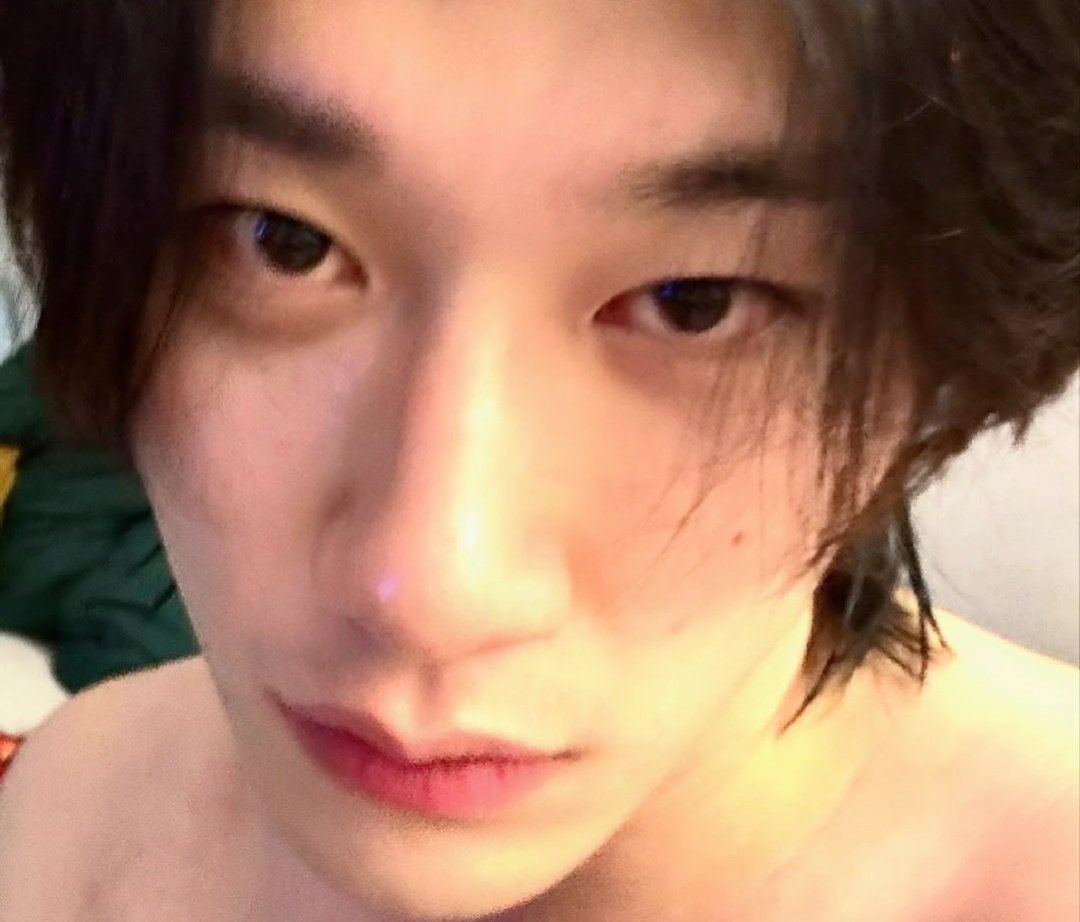 ydmfeed's tweet image. he is soooo pretty omg