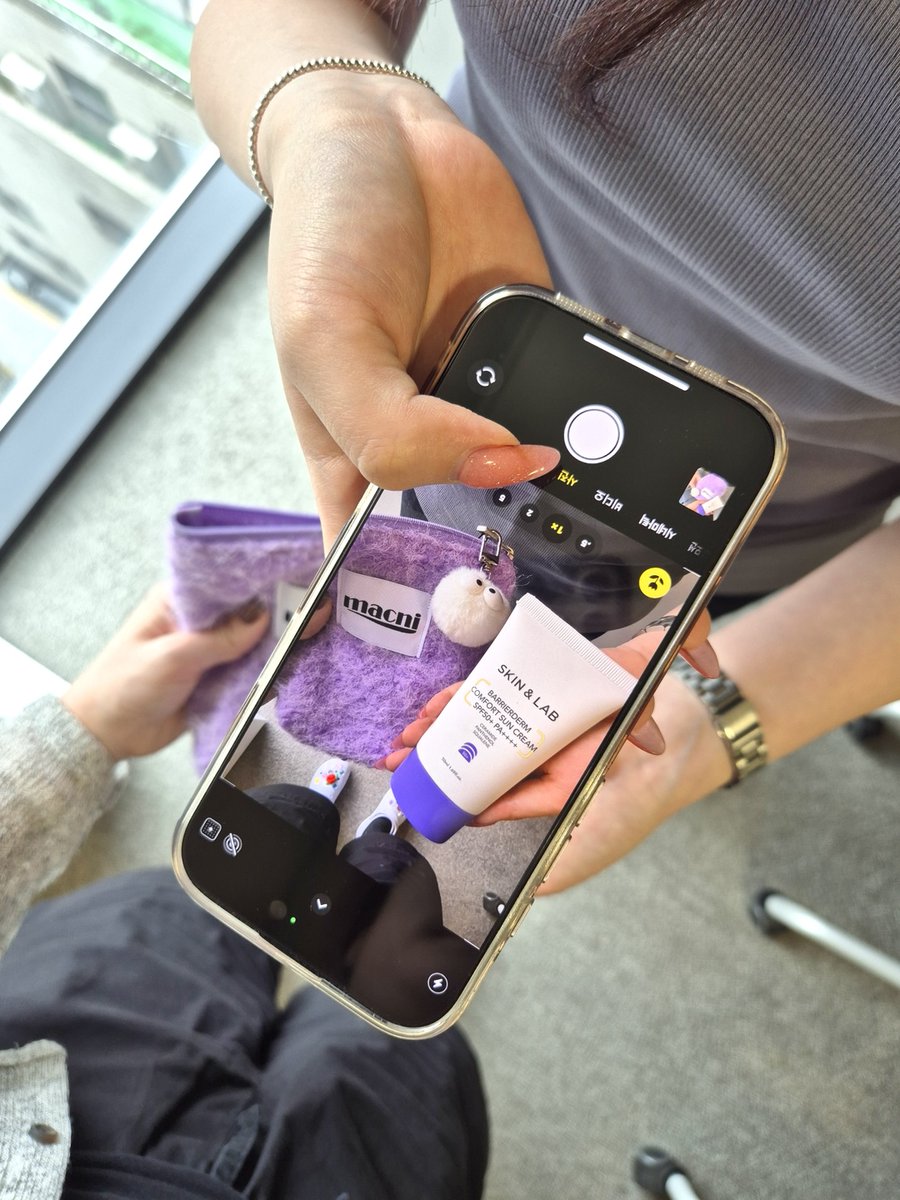 랩핑이들 하룰라라 갈 대박 뉴스 전해드립니다아🎶
스킨앤랩이 스트릿&amp;레트로 스타일 브랜드 마크니와 만나게 되었습니다! 짝짝짝🎉✨

'스킨앤랩 보라색 뚜껑 선크림 걔'에서 '걔'를 맡고 있는
베리어덤 컴포트 선크림과
역시나 보라색 컬러감이 대박적인 마크니 푸들 스탠디 파우치 (feat. 보들보들