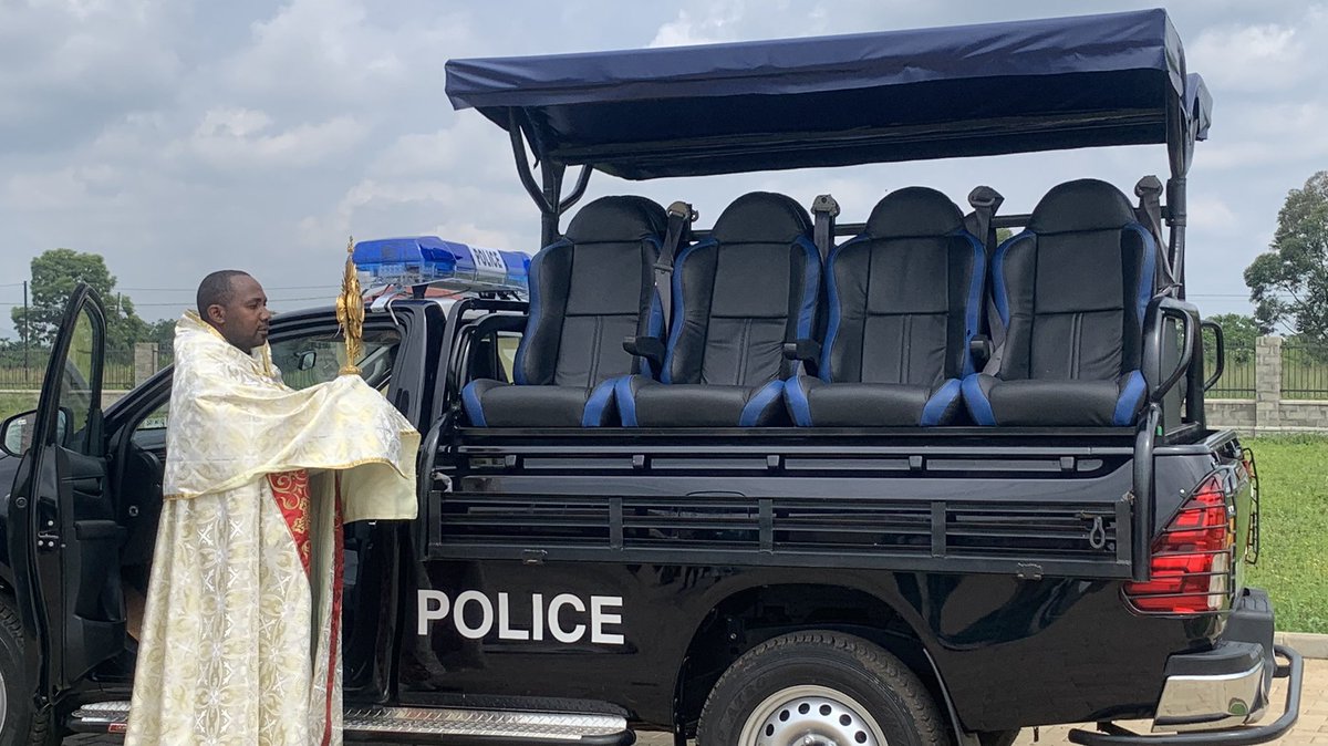 Hon_Banurapeter's tweet image. Hon. Peter Banura is currently attending a special mass at the district headquarters, held to bless the new financial year, The new patrol car and to pay tribute to the police officers who tragically lost their lives in an accident along the Kizirafumbi-Kabale road. The mass aims…