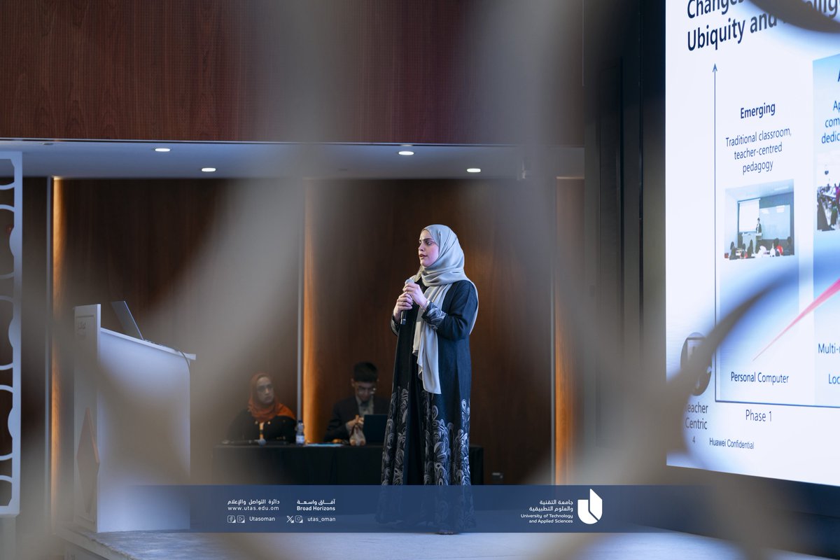 #يوتاس |

نظّم فريق التحول الرقمي بجامعة التقنية والعلوم التطبيقية، بالشراكة مع شركة الاتصالات العُمانية "عمانتل"، ورشة عمل متخصصة بعنوان "الذكاء الاصطناعي والحوسبة السحابية في التعليم"، استهدفت 50 موظفًا من مختلف فروع الجامعة، وذلك في إطار جهود الطرفين لتعزيز الجاهزية الرقمية