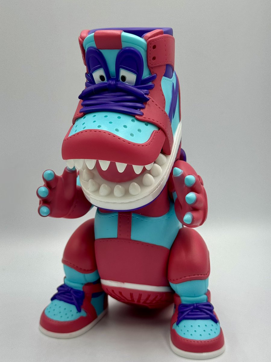 nine_tailed0717's tweet image. 大分遅いデザフェス61戦利品④
TOKYOGUNSさんの怪獣スニーカーヘッドです😊
造形も色合いも自分好みで少しづつ増えていつの間にか4体目のお迎えになってました💦