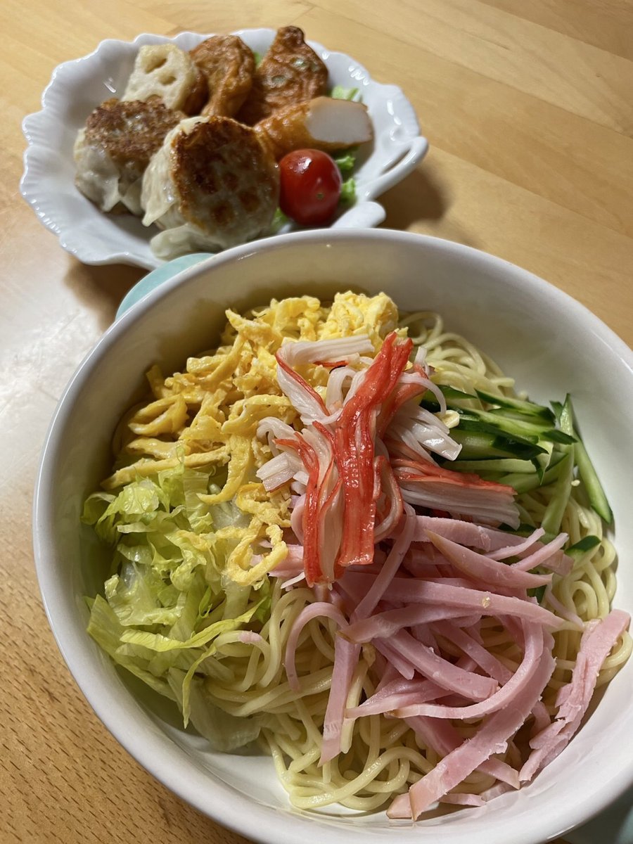 miraihouse_kmmt's tweet image. 【本日のみらい食堂】
みらいはうす熊本の夕食は、ボランティアさんたちのお力で成り立っていて、入居者さんからのリクエストメニューにもすぐに応じてくれます。先日のリクエストは暑い夏といえばの冷やし中華!
特製の手作り醤油だれ冷やし中華は、入居者さんたちからも大好評でした✨