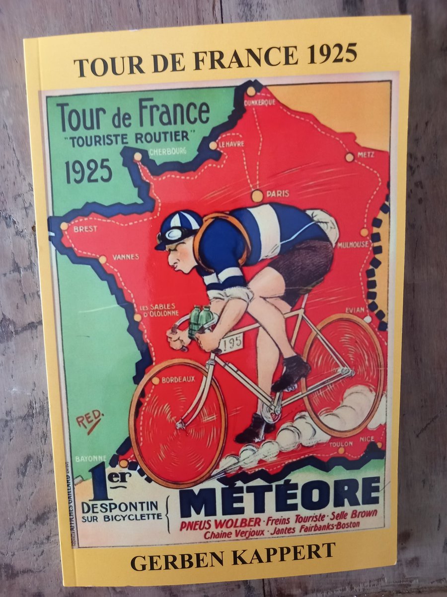 'Mooiste voetbalcovers' Tour de France 1925. Even uitstapje naar de het wielrennen gedurende de Tour. In dit geval de Tour van honderd jaar geleden. Fraai boek van auteur <a href="/gerbie7/">Gerbie</a>, goed idee ook. Nieuw idee Gerben: Boek over landskampioen HBS uit 1925. Moet nog lukken dit jaar.