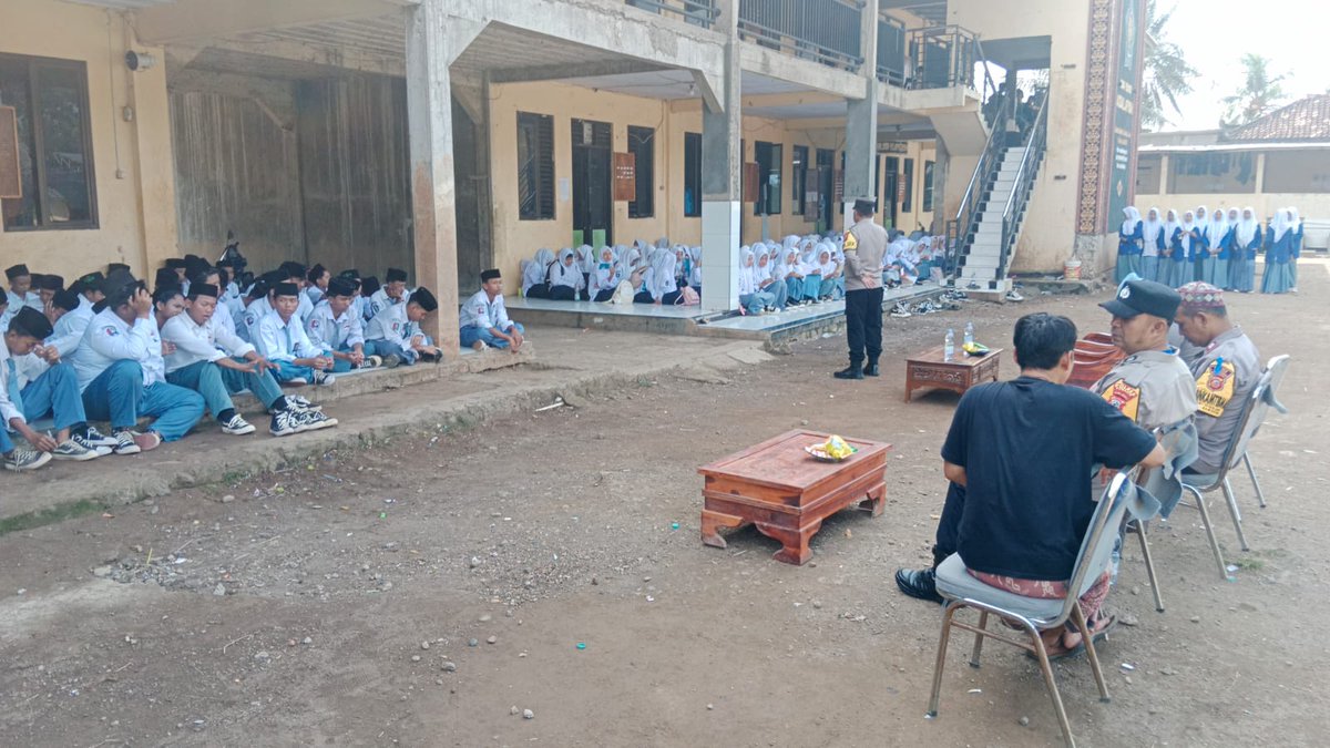 Humaspolsekcia1's tweet image. Giat Kapolsek Ciasem Bersama Anggotanya,Laksanakan Binluh Kepada Siswa-siswi SMP &amp;amp; SMA Assalafiyah Sidamulya Dalam rangka Masa Pengenalan Lingkungan Sekolah (MPLS) Untuk Mewujudkan Gerakan Panca Waluya Jawa barat Istimewa.

#mpls #polsekciasem #polressubang #poldajabar