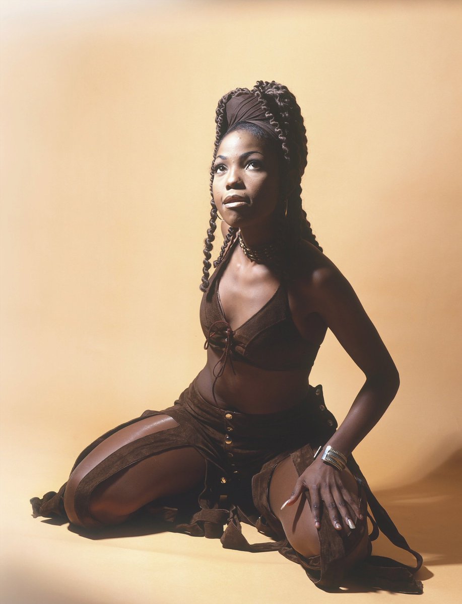 MissBhoza's tweet image. Happy 44th Birthday to the icon, the rebel, the trailblazer.. Lebo Mathosa 🕊
Your voice, your fire, your fearlessness still echo through generations. Thank you for breaking barriers & shining so loud we still feel your light.
#LeboMathosa #Legend