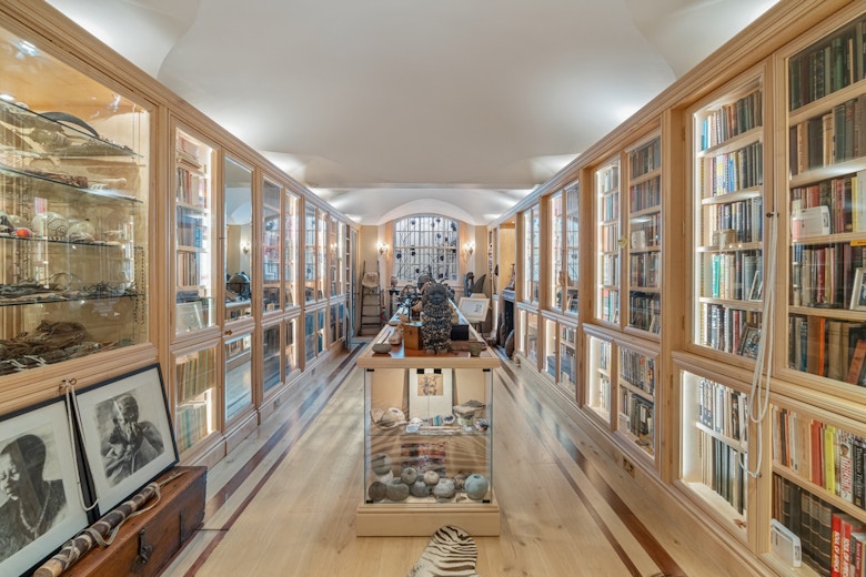 In Pictures: £6.95mn price tag for Hyde Park Square duplex with spectacular private library: Near-5,000 sq ft amalgamation with remarkable custom-built feature is 'outstanding value', say agents. dlvr.it/TLxVRS