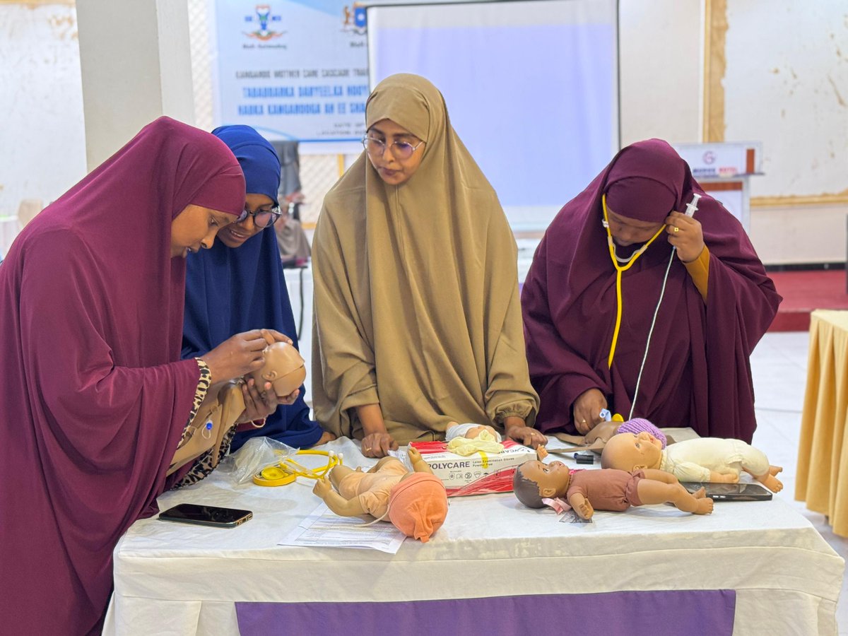 unicefsomalia's tweet image. In #Dhusamareeb, @MoH_Galmudug working with #UNICEF trained 43 frontline health workers on Kangaroo Mother Care (KMC) to better support premature and low birth weight babies.
Simple, low-cost solutions like #KMC can save newborn lives.