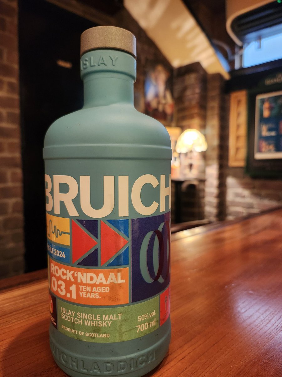 millesimes0905's tweet image. 本日も開店(~1:00)致しました!こちら「BRUICHLADDICH LADDIE ROCK'NDAAL 03.1」の入荷です。FEIS ILE 2024(フェスアイラ)向け10年熟成。ブランデーとスウィートワイン樽熟成の50%。ぜひお楽しみくださいね😊