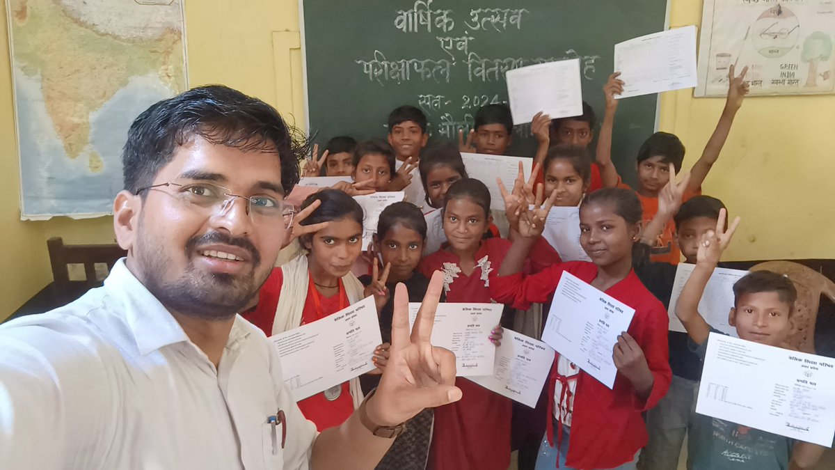 ANKITVE22106591's tweet photo. मलाल है मगर इतना मलाल थोड़ी है ,
ये आँख रोने की शिद्दत से लाल थोड़ी हैं ।
मज़ा तो तब है कि हम हारकर भी हँसते रहे 
हमेशा जीत ही जाना कमाल थोड़ी हैं।।
#मधुशाला_नहीं_पाठशाला_दो https://t.co/E1VFXgkuo4