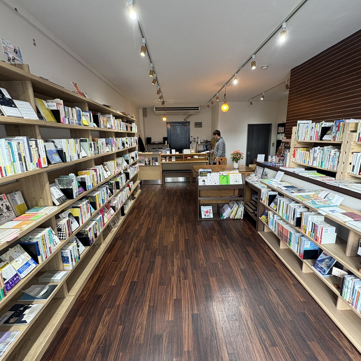 keyakibooks's tweet image. 【取扱店情報】
広島県広島市安佐南区にある Lounge B Books さん @LoungeBbooks で文芸同人誌『欅』の第５号のお取り扱いが始まりました！
創刊号から最新第５号まで全号置いていただいています。

※写真は２月訪問時のもの