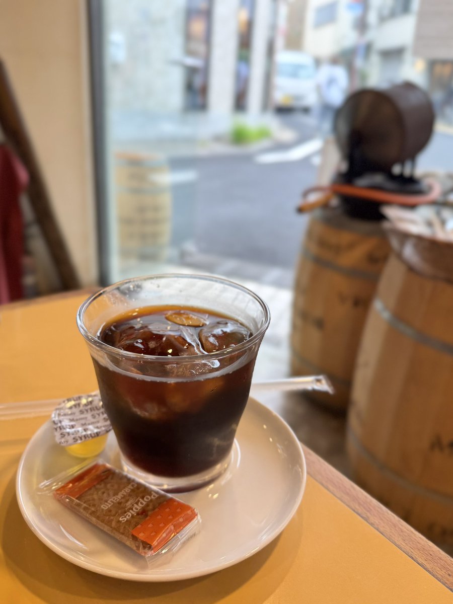 t_shige_0327's tweet image. 荻窪の大好きなお店、日本ネルドリップ珈琲普及協会の店へ☕️
ここでコーヒーの焙煎を習ってたのが懐かしい。
アイスコーヒーを頂きながら、店主の繁田さんと珈琲の話をしたら楽しくて時間経つのが2倍速。
いつかネルドリップ珈琲の事を正々堂々、言葉で向き合わないといけないなぁと感じている✍️