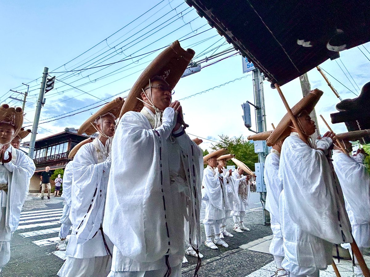 enryakuji_hiei's tweet image. 本日から20日まで比叡山から大津市葛川明王院へ参籠する「葛川参籠(夏安居)」が回峰行者により行われます。早朝、葛川明王院に向けて坂本を出発し、道中沿道で待つ信者さんにお加持を授けながら、5日間の厳しい修行に入ります。
#比叡山 #延暦寺 #明王院 #相応和尚
#葛川 #夏安居 #回峰行 #修行
