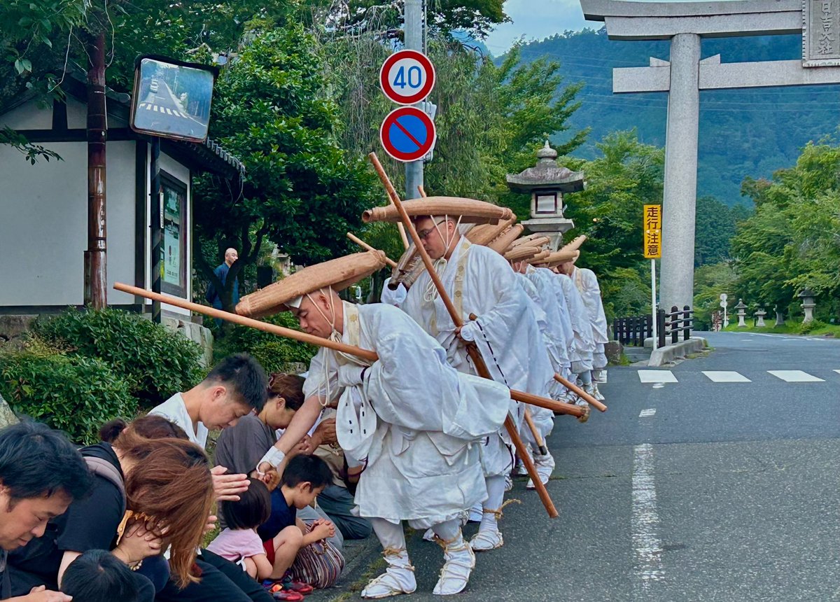 enryakuji_hiei's tweet image. 本日から20日まで比叡山から大津市葛川明王院へ参籠する「葛川参籠(夏安居)」が回峰行者により行われます。早朝、葛川明王院に向けて坂本を出発し、道中沿道で待つ信者さんにお加持を授けながら、5日間の厳しい修行に入ります。
#比叡山 #延暦寺 #明王院 #相応和尚
#葛川 #夏安居 #回峰行 #修行