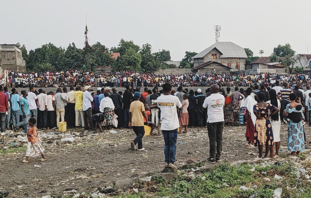 RichardMuhima54's tweet photo. #Goma: j'ai été surpris agréablement par l'engouement que la finale d'un tournoi de football organisé au terrain de #KABASHA a suscité.

Oui, c'est possible de rentabiliser la présence pléthorique de ce public. Il suffit d'y construire un stade répondant tant soit peu aux normes. https://t.co/1izLoJq31u