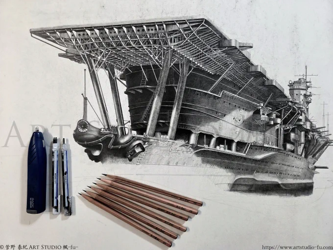 【制作中】#鉛筆画『双対の巨竜《承》吽形 -航空母艦 赤城』20号サイズの艦体の塗り込みを継続中です。 5/25〆切の描き下ろし依頼と6月末〆切の描き下ろし依頼に加え、7/15〆切もあり、依頼制作の気分転換で手を付けるような、絵の気分転換に絵を描く頭おかしい状態でここまで塗り込みました。