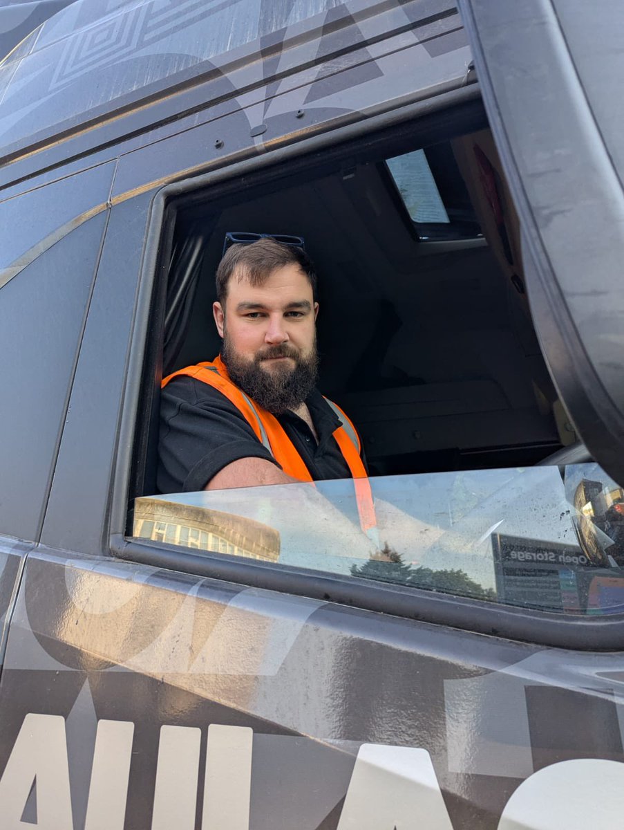 ReelNewsLondon's tweet image. Birmingham binworkers strike: Tom Whites Scab Operation in Coventry blocked for the second time this week. Unfortunately police helped the scabs get out. #BrumBinStrike