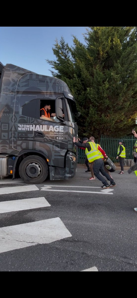 ReelNewsLondon's tweet image. Birmingham binworkers strike: Tom Whites Scab Operation in Coventry blocked for the second time this week. Unfortunately police helped the scabs get out. #BrumBinStrike
