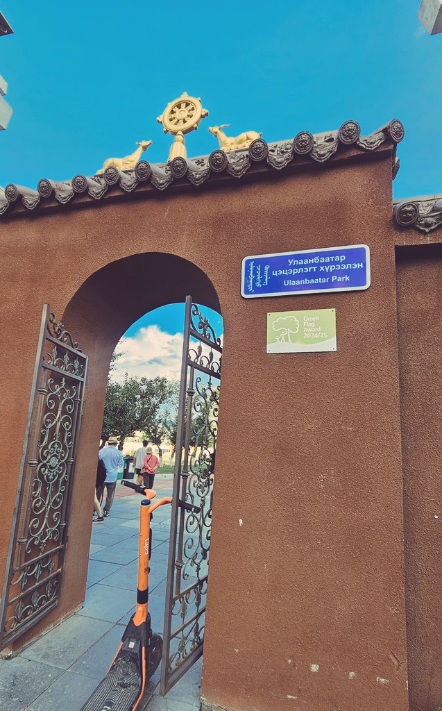 Рио биш албан ёсоор "Улаанбаатар" парк нэртэй шүү. Хэдхэн нөлөөтэй аккаунт давталттай дуудахад энэ нэрээрээ хэрэглээнд орчино. Энэ зунаас соёл амралтын гол хүрээлэнгээ нийслэл хотынхоо нэрээр дуудаж хэвшээрэй. Колони улс биш дээ ямар.
