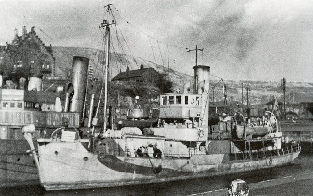 Sweepers3945's tweet image. #OTD 1945 Norwegian Minesweeping Whalers HMS LEVANTER & HINNOY (type pic) are amongst a number of requisitioned vessels leaving South and West African ports to return to the UK for release from service. These two had served in the Indian Ocean. #Sweepers80