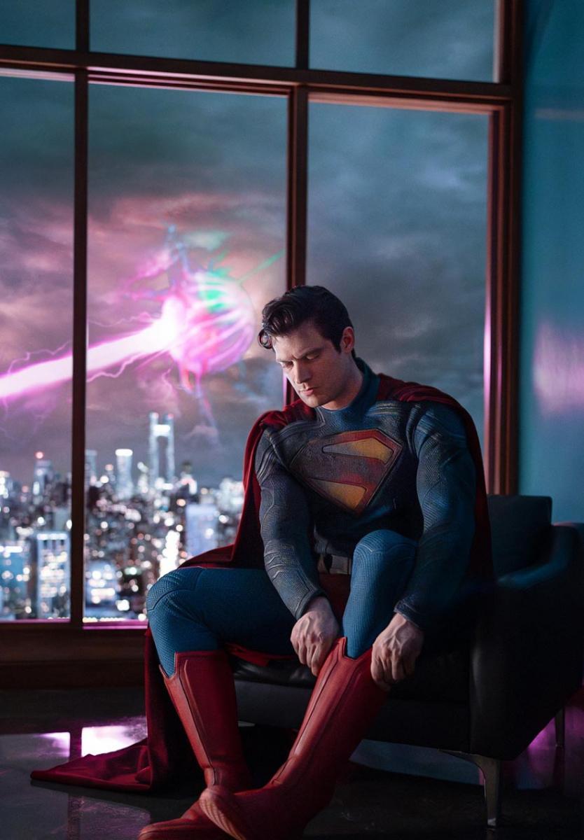 ¿Recuerdan esta imagen de #superman y cómo muchos saltaron a la yugular de James Gunn diciendo que era ridícula, que qué hace calzándose las botas con toda tranquilidad viendo la amenaza del fondo? Pues si has visto la peli, está totalmente justificada. Buenos días, haters.