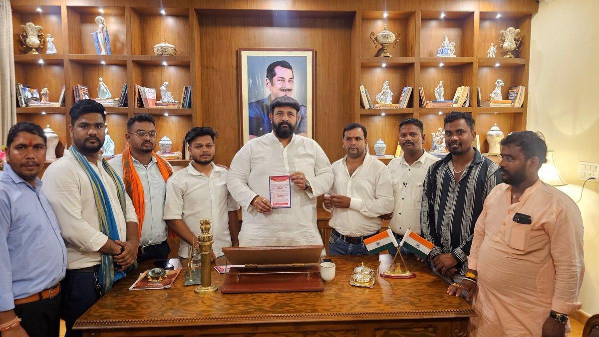 lI संत गाडगे जी महाराज की जय Il

रायपुर निवास कार्यालय पर रजक समाज के ऊर्जावान युवाओं से आत्मीय भेंट हुई।
इस अवसर पर समाज के विकास, युवाओं की भागीदारी, शिक्षा, रोजगार और सामाजिक समरसता जैसे महत्वपूर्ण मुद्दों पर विस्तृत चर्चा हुई।

भाजपा की नीति "सबका साथ, सबका विकास, सबका