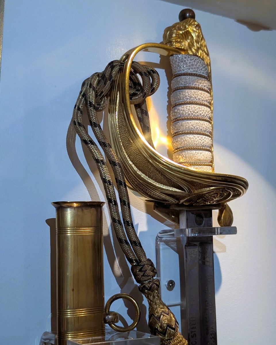 NatMuseumRN's tweet image. ⚔️ Dress Sword of Lieutenant Commander Gordon Steele VC
This sword commemorates Steele's winning of the Victoria Cross shortly. He was awarded the medal when he was second in command of the Coastal Motor Boat 88 during the Russian-British war in 1919.
bit.ly/3nZHXeD