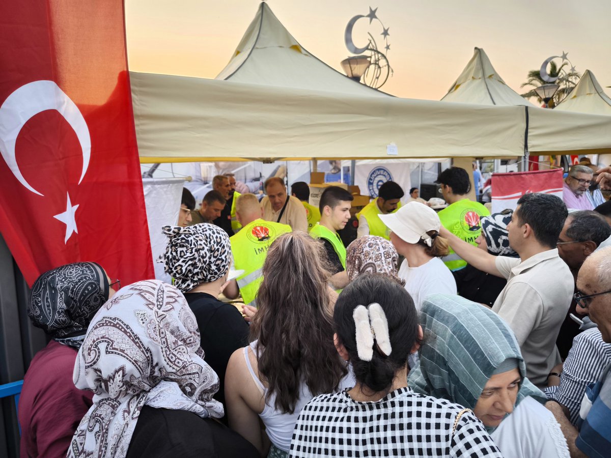 İMHAD MİLLETİNİN YANINDA MEYDANDAYDI 🇹🇷

15 Temmuz Millî Birlik Günü'nde, Aziz Milletimizin şanlı direnişinin yıl dönümünde yine Konak Meydanı'ndaki yerimizi aldık. Başkanımız, Yönetim Kurulu Üyelerimiz, görevlilerimiz ve gönüllülerimizle tam kadro meydandaydık!

#15Temmuz #İMHAD