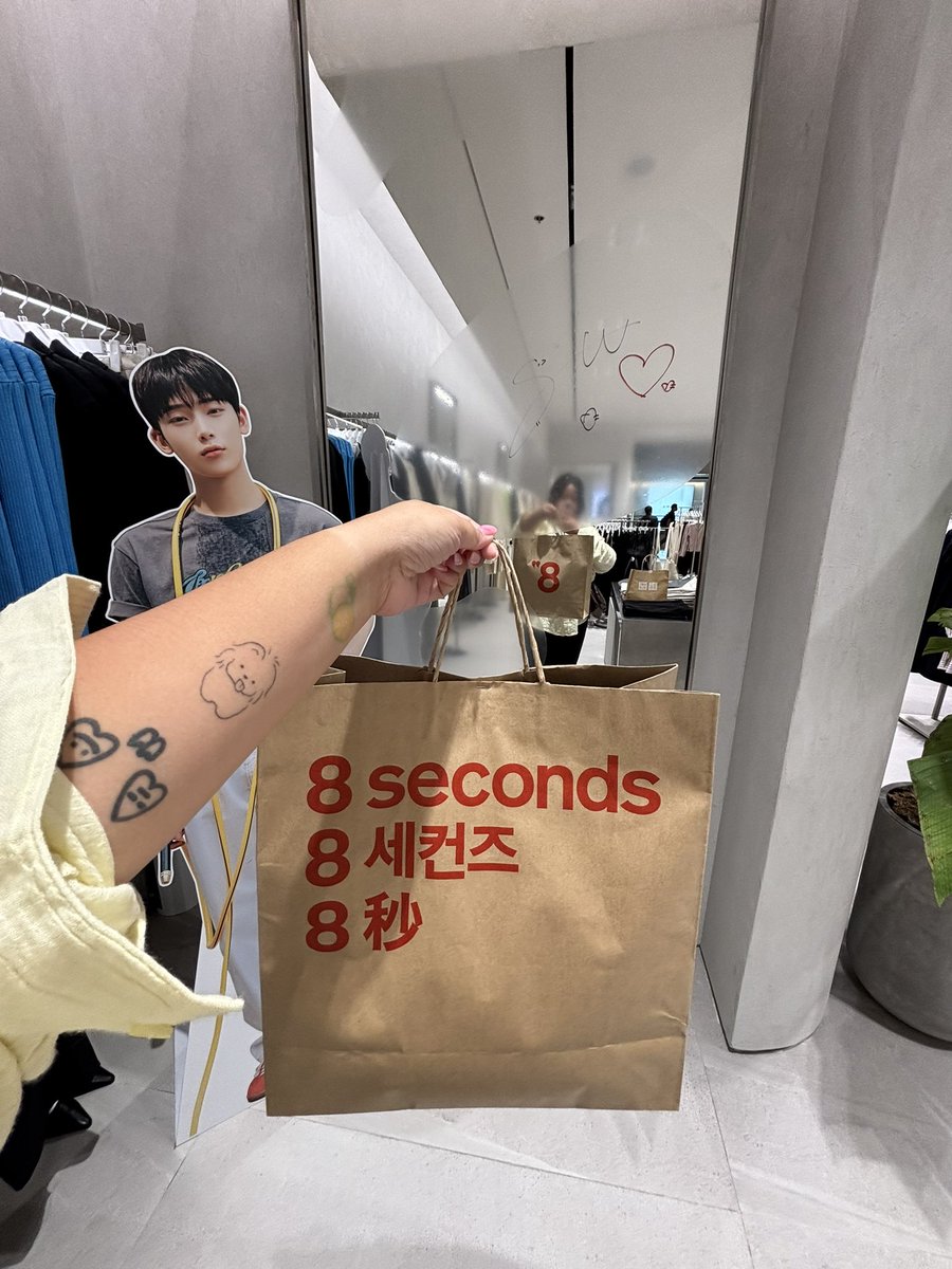 daseulfanever's tweet image. Nanay ko sa store: Kuya bat naman kayo nagbebenta ng parang kinagat ng langgam?
Kuya: ay mabenta po yan kasi sinuot ni Sunoo *tinuro sa led screen* marami po dito binibili nila yung sinuot nya
BUTI NALANG TALAGA DI II BINILI YUNG TSHIRT KASI SABI NI NANAY BAKA DAW MAITAPON DAW…