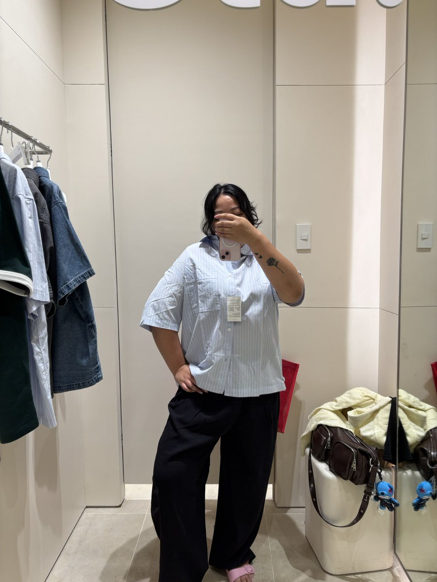 daseulfanever's tweet image. Nanay ko sa store: Kuya bat naman kayo nagbebenta ng parang kinagat ng langgam?
Kuya: ay mabenta po yan kasi sinuot ni Sunoo *tinuro sa led screen* marami po dito binibili nila yung sinuot nya
BUTI NALANG TALAGA DI II BINILI YUNG TSHIRT KASI SABI NI NANAY BAKA DAW MAITAPON DAW…