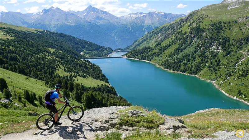 EDF_Hydro's tweet image. 🚴♂️ 10 ans de passion entre EDF et la Transmaurienne Vanoise ! #VTT
Un partenariat fondé sur des valeurs fortes : engagement, esprit d’équipe et respect de la nature 🌱 💧 Nos barrages en Maurienne produisent une énergie 100 % renouvelable pour 1,3M d’habitants ⚡
@EDF_Sport…