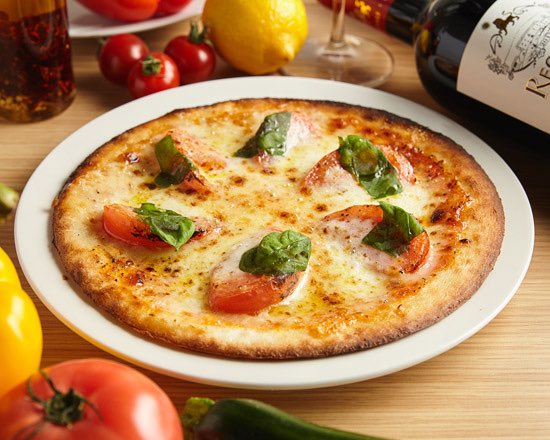 🍕今日はピザ気分？
＆イタリアーノでは種類豊富なピザをご用意してます！
マルゲリータから4種のチーズピザまで、お好みに合わせて選べます✨

テイクアウトもOKなので、家飲みやお土産にもぜひ！
📍新宿駅:TOHOシネマから徒歩30秒
17:00オープン/朝4:00まで営業中☀
 #新宿 #イタリアン #牡蠣