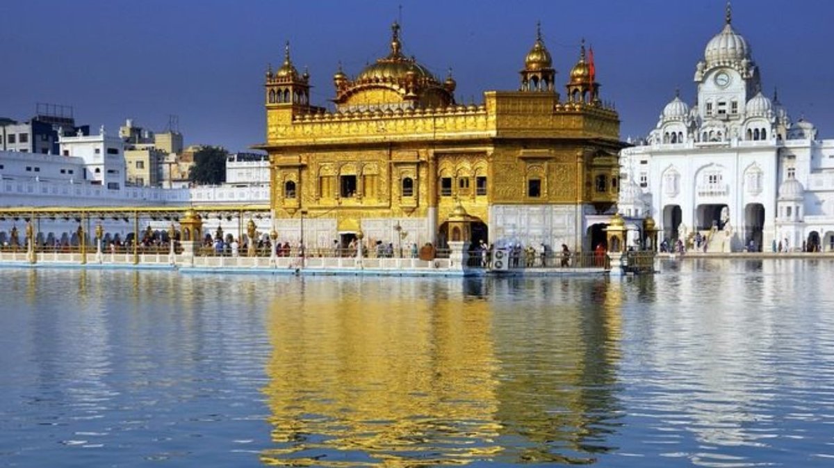 गोल्डन टेंपल को तीसरी बार बम से उड़ाने की धमकी
अमृतसर स्थित श्री हरमंदिर साहिब (Golden Temple) को लगातार तीसरे दिन RDX से उड़ाने की धमकी मिली है। धमकी SGPC की ईमेल पर भेजी गई। सुरक्षा एजेंसियां अलर्ट पर हैं, डॉग स्क्वॉड और बम डिस्पोज़ल टीम मौके पर तैनात।

 BSF व पुलिस कमांडो