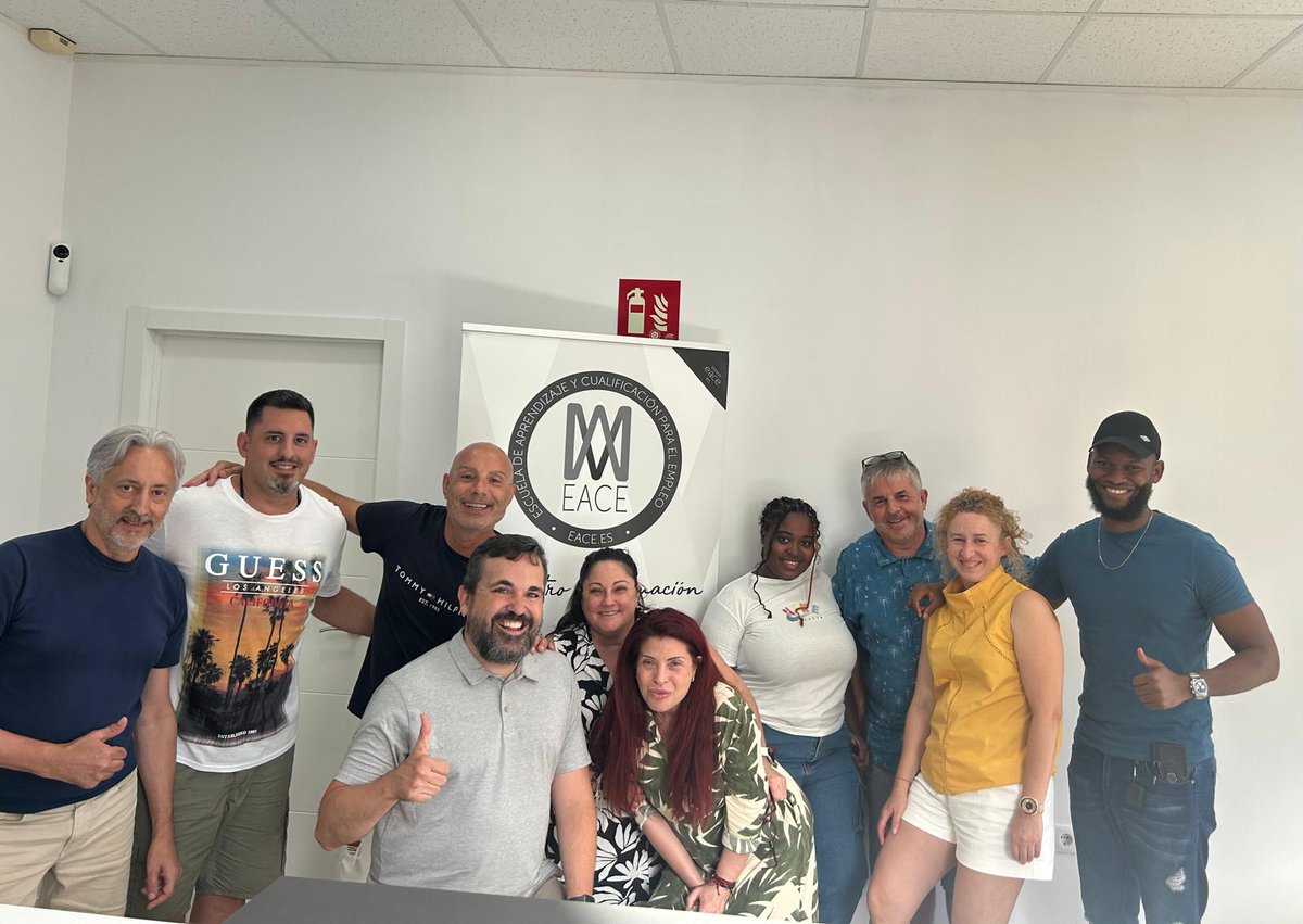 Hace años descubrí que me apasiona formar 👨‍🏫✨ y que, al final, es tu alumnado el que te hace crecer 🌱

Ayer cerramos el curso de Introducción a la IA en EACE 🤖 y acabamos hablando de algo clave: la importancia de un buen docente.
Uno de mis alumnos dijo que una característica