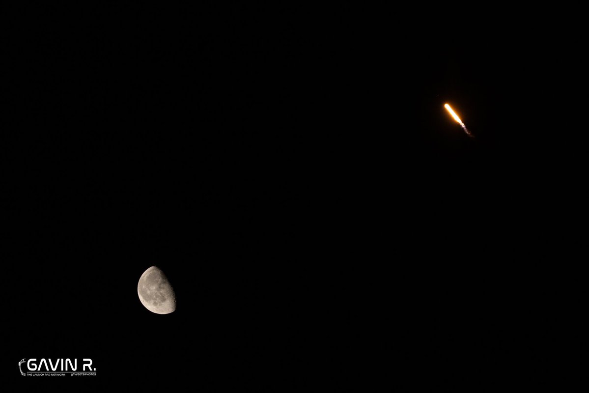 tweetsiphotos's tweet image. Falcon 9 passing the Moon while delivering the KF-01 mission to orbit early this morning. ππ
πΈ: for @TLPN_Official