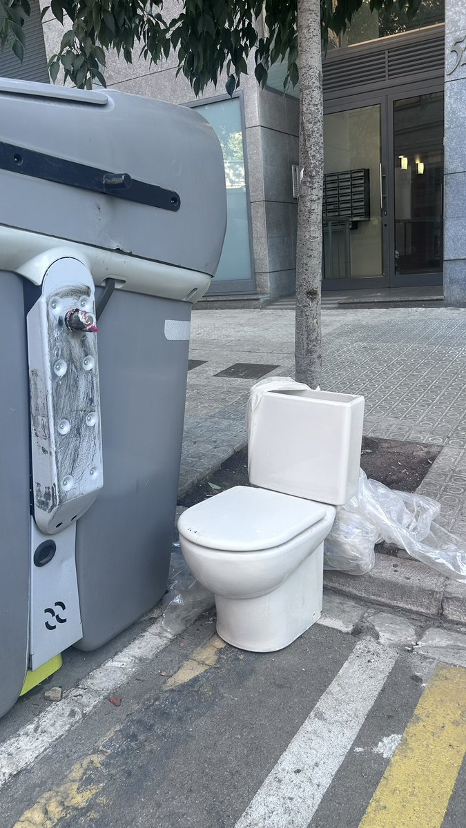 Feia temps que no baixava a la capital i veig que cada cop cuiden més als ciutadans que els agafa un apretón al mig del carrer.