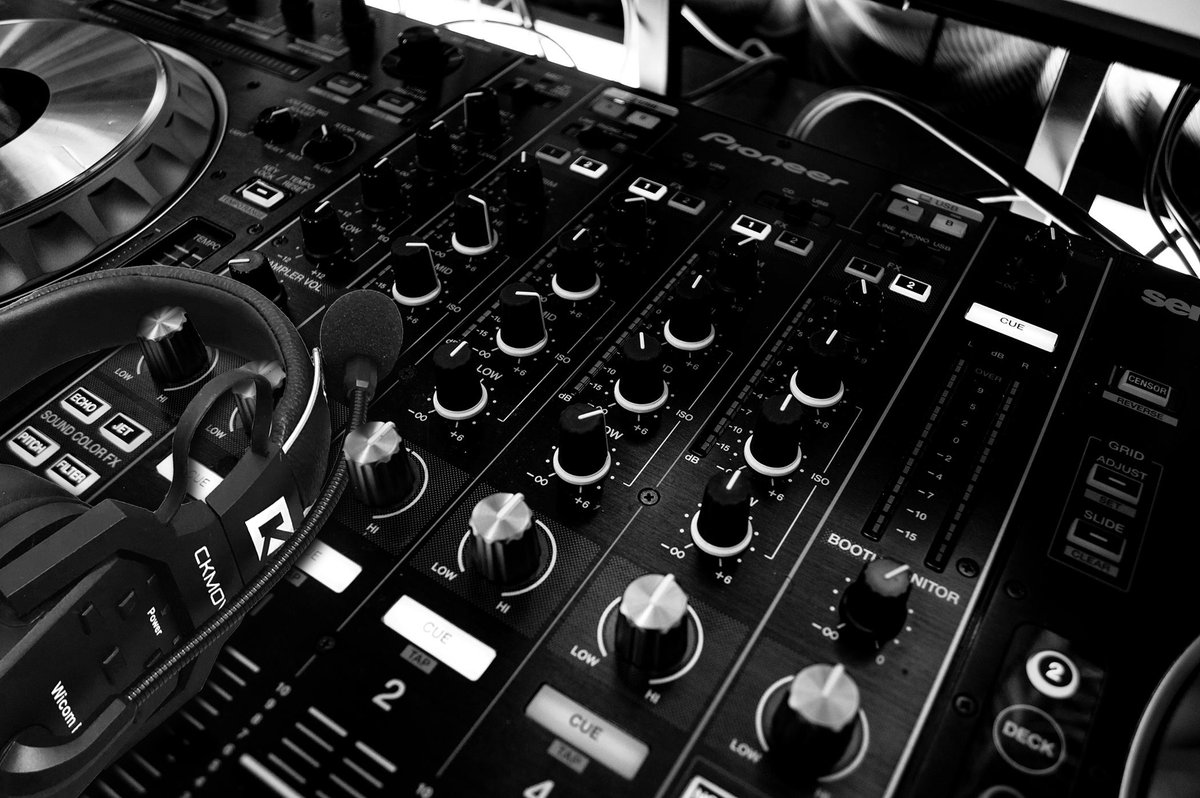 CKMOVA's tweet image. On the bustling competition floor, professional production team stays perfectly in sync using cutting-edge #wirelessintercomsystem #CKMOVA #WicomE. Directors, camera operators, and technicians communicate in real time, ensuring flawless coordination for the #Livebroadcasting !!