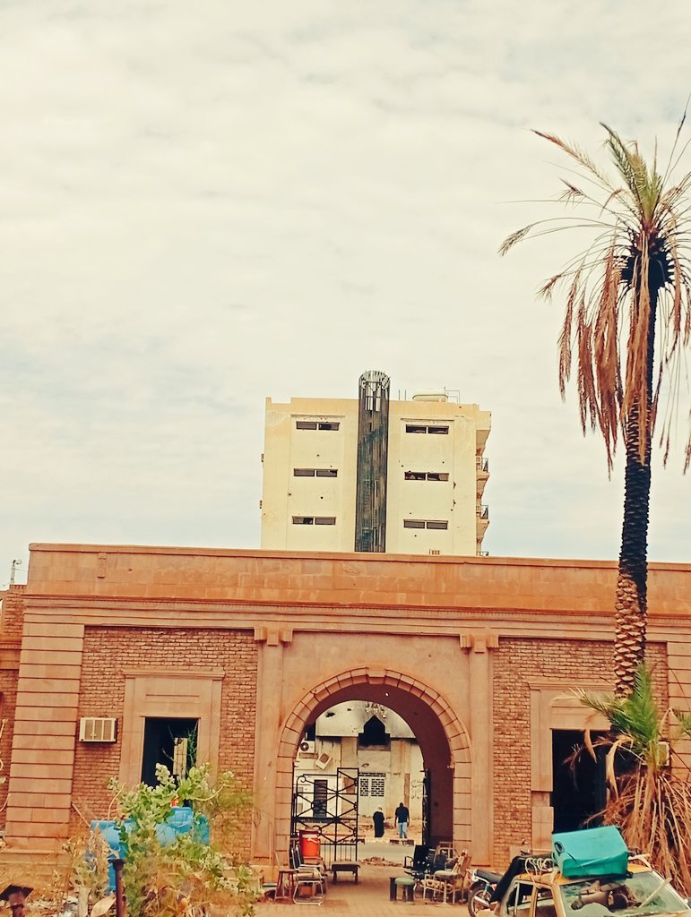 مغناها الجميل، يحرس أرض النيل
بالروض و النخيل، يسقي سلسبيل
جيلا بعد جيل، هي بكرة و أصيل
تزداد كل يوم، في الرقي و العلوم
و السودان عموم...عارف مجدها