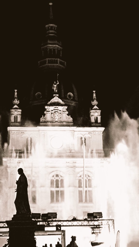 dieleserin2's tweet image. „Die Zeit, die uns bleibt, 
ist die Zeit der Steine, 
die uns nachblicken.“

#PaulCelan 
#poetry