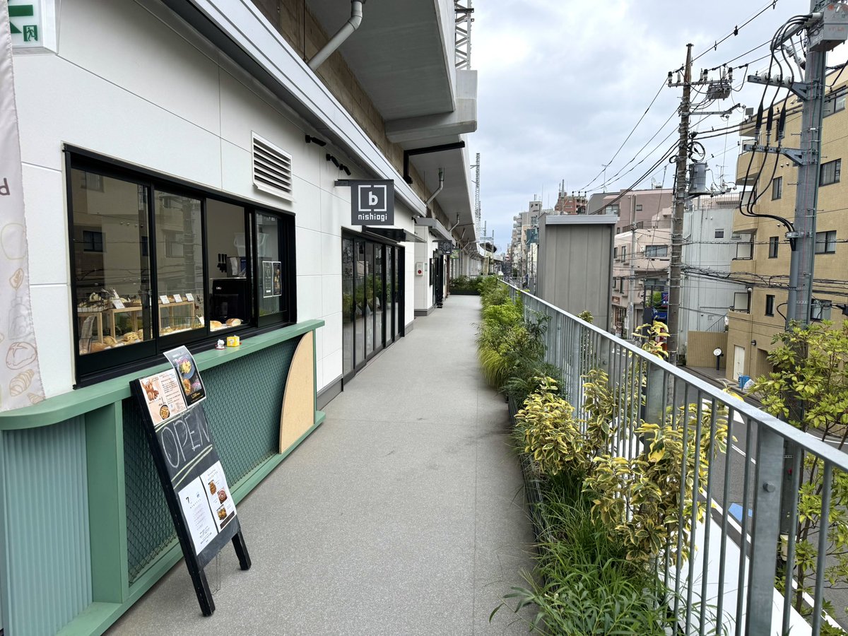 t_shige_0327's tweet image. 開発進む、西荻高架下へ。
先月開店のコナズ珈琲、運営は丸亀製麺のトリドール。
高円寺マシタのいぶきうどんもそうだが、JR高架下にトリドールが小回り良く入ってってる印象🤔
スタバになる噂あったがもっと駅前じゃないと難しそう?
高円寺も条件は、駅前ロータリー、路面、大箱だったそうなので。