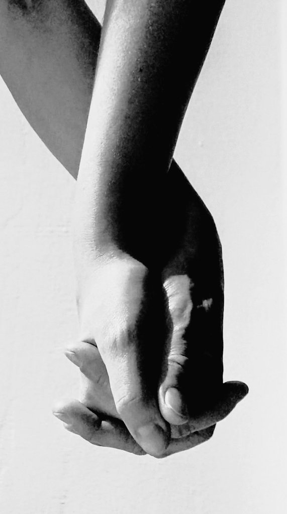 dieleserin2's tweet image. „Die Zeit, die uns bleibt, 
ist die Zeit der Steine, 
die uns nachblicken.“

#PaulCelan 
#poetry