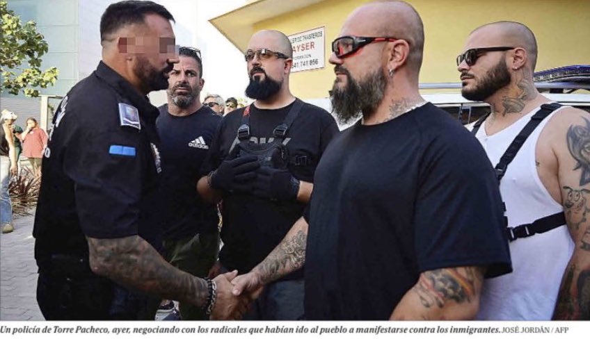 FonsiLoaiza's tweet photo. Este es el capo de la Policía Local del PP de Torre Pacheco negociando y compadreando con los nazis que salen a cazar migrantes y con el ultraderechista Bertrand Ndongo. Así campa a sus anchas el fascismo en España con total impunidad. Tremendo. https://t.co/LVL7QBskih