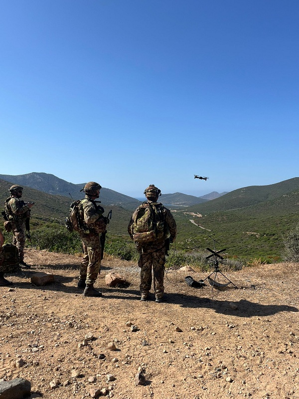 CiroNappi6's tweet image. Exercise of new systems for the Italian Army, as the C2 "IMPERIO" (for the command post), "C2DNEVO" (command, control, vehicles navigation), and integration with Cyber, Electromagnetic systems and Battle Management ARGO with UAVs.