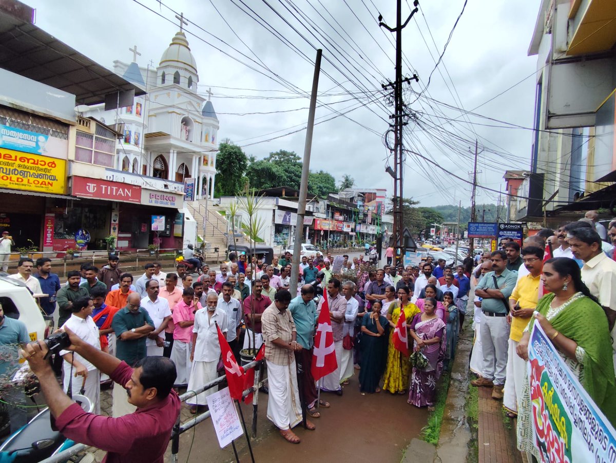 AIKS flays Modi Govt.’s policy of subsidy reduction and price deregulation as responsible for the fertilizer crisis

AIKS strongly protested against the widespread fertilizer crisis across the country looting farmers and put the cultivation in deep crisis. As the (1/n)