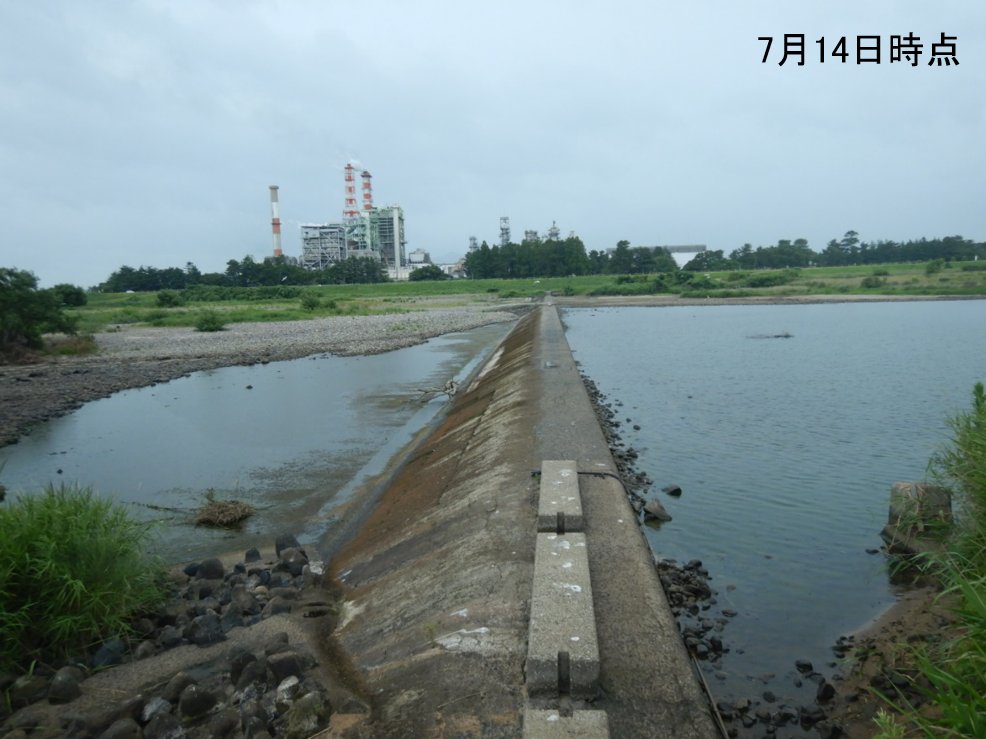 日野川流域においては、梅雨明け以降まとまった降雨がなく、7月14日から10％の ＃取水制限 をしています。今後も雨の少ない状態が続くことが見込まれるため、普段の生活でできる範囲で ＃節水 にご協力ください。　＃日野川河川　＃渇水